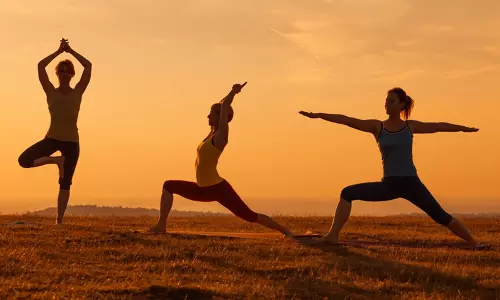 பணிக்குச் செல்லும் பெண்கள், இல்லத்தரசிகளுக்கு பலன் தரும் 10 யோகாசனங்கள்