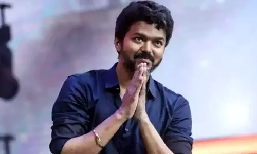 காமராஜர் சிலைக்கு மாலை அணிவித்த நிர்வாகிகள்.. அரசியலுக்கு தொடர்ந்து அஸ்திவாரமிடும் விஜய்