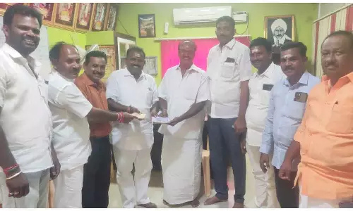 கோவில் தேருக்கு மேற்கூரை அமைக்க நிதி-திருக்கனூர் லயன்ஸ் சங்க நிர்வாகிகள் வழங்கினர்