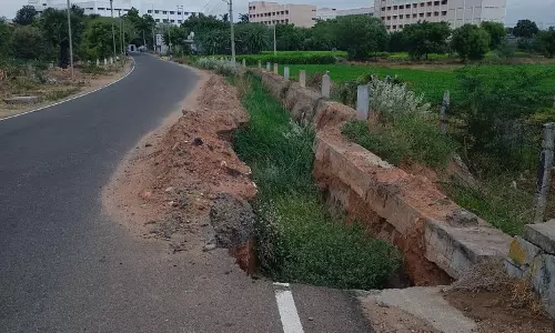 கழிவுநீர் வடிகால் குழியால் விபத்து ஏற்படும் அபாயம்