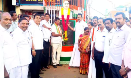 கருங்கலில் காங்கிரசார் மாலை அணிவித்து மரியாதை