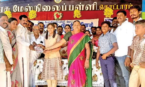 கொட்டாரத்தில் 500 மாணவ-மாணவிகளுக்கு காமராஜர் புத்தகம்