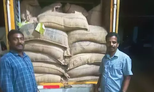 கேரளாவுக்கு வேனில் கடத்தப்பட்ட 4 டன் ரேசன் அரிசி பறிமுதல்