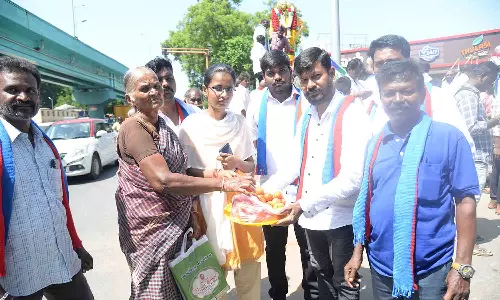 காமராஜர் சிலைக்கு மாலை அணிவித்து பொதுமக்களுக்கு தக்காளி வழங்கிய விடுதலை சிறுத்தைகள் கட்சியினர்