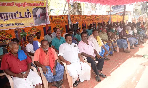 ஈரோட்டில் சுமை தூக்கும் தொழிலாளர்கள் போராட்டம் 3-வது நாளாக நீடிப்பு