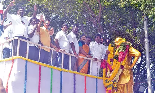 அ.ம.மு.க.சார்பில் காமராஜர் சிலைக்கு மாலை அணிவித்து மரியாதை