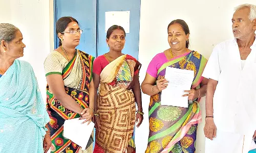 நம்பிக்கையில்லா தீர்மானம் கோரி உறுப்பினர்கள் வெளிநடப்பு