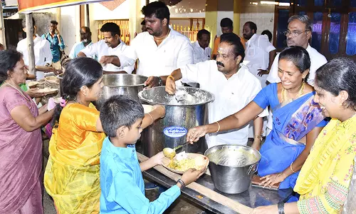 சிவகங்கை பிள்ளை வயல் காளியம்மன் பூச்சொரிதல் விழா