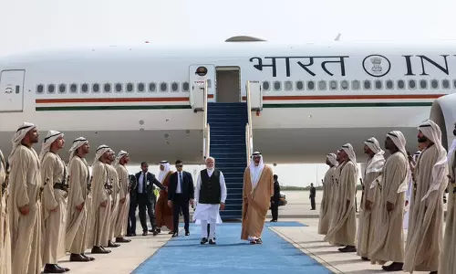 பிரதமர் மோடி ஐக்கிய அரபு எமிரேட்சுக்கு சென்றடைந்தார்