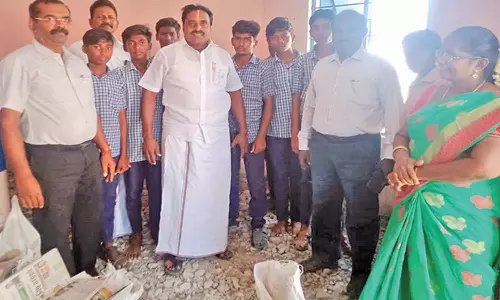 நெல்லையில் அரசு பள்ளியை சொந்த செலவில்  சீரமைத்த ரெட்டியார்பட்டி நாராயணன்