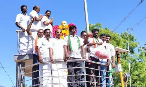 காமராஜர் சிலைக்கு ரூபி மனோகரன் எம்.எல்.ஏ. மாலை அணிவித்து மரியாதை