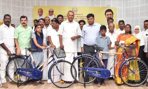 நெல்லை மாவட்டத்தில்  109 பள்ளிகளில் இலவச சைக்கிள் வழங்கும் திட்டம் - சபாநாயகர் அப்பாவு தொடங்கி வைத்தார்