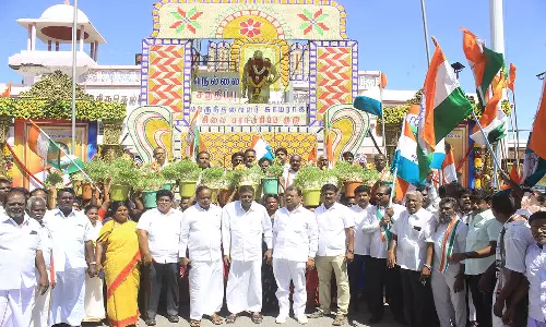 நெல்லையில், காமராஜர் சிலைக்கு அரசியல் கட்சியினர்- பல்வேறு அமைப்புகள் சார்பில் மாலை அணிவித்து மரியாதை