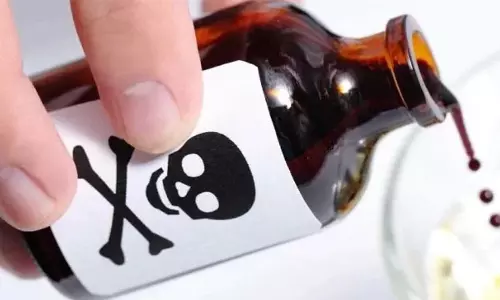 வாலிபர் வேறு ஒரு பெண்ணுடன் சென்றதால் விஷம் குடித்த இளம்பெண்