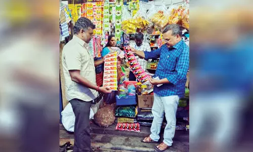 திருச்செங்கோடு நகராட்சி சுகாதார அதிகாரிகள் கடைகளில் ஆய்வு