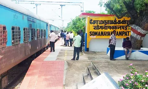 லால் பாக் எக்ஸ்பிரஸ் ரெயிலில் என்ஜின் கோளாறு