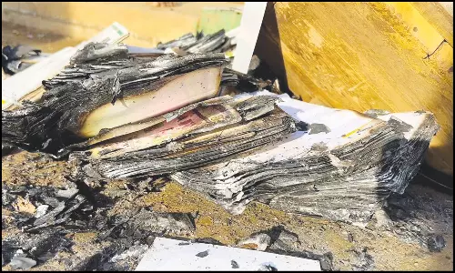 அரசு பள்ளியின் பூட்டை உடைத்து புத்தகங்கள் எரிப்பு