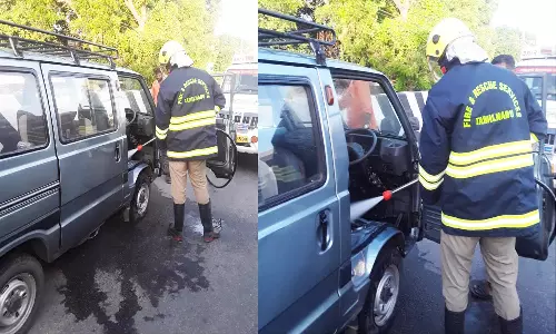 சாலையில் சென்று கொண்டிருந்த காரில் திடீர் தீ