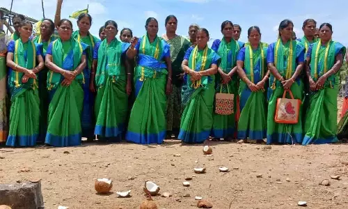 அவினாசிப்பாளையத்தில் தேங்காய்க்கு உரிய விலை கேட்டு விவசாயிகள் போராட்டம்
