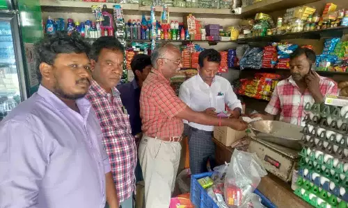 வெள்ளகோவில் கடைகளில் அதிகாரிகள் சோதனை