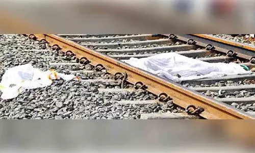 கடன் பிரச்சினை காரணமாக ரெயில் முன் பாய்ந்து லாரி நிறுவன மேலாளர் தற்கொலை