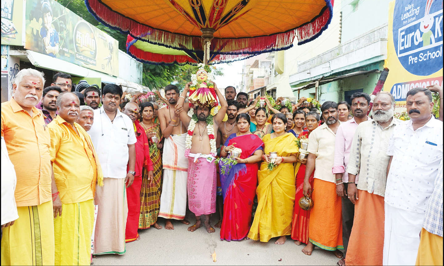 குடியாத்தம் கெங்கையம்மன் கோவிலுக்கு 1,501 பெண்கள் பால்குட ஊர்வலம்