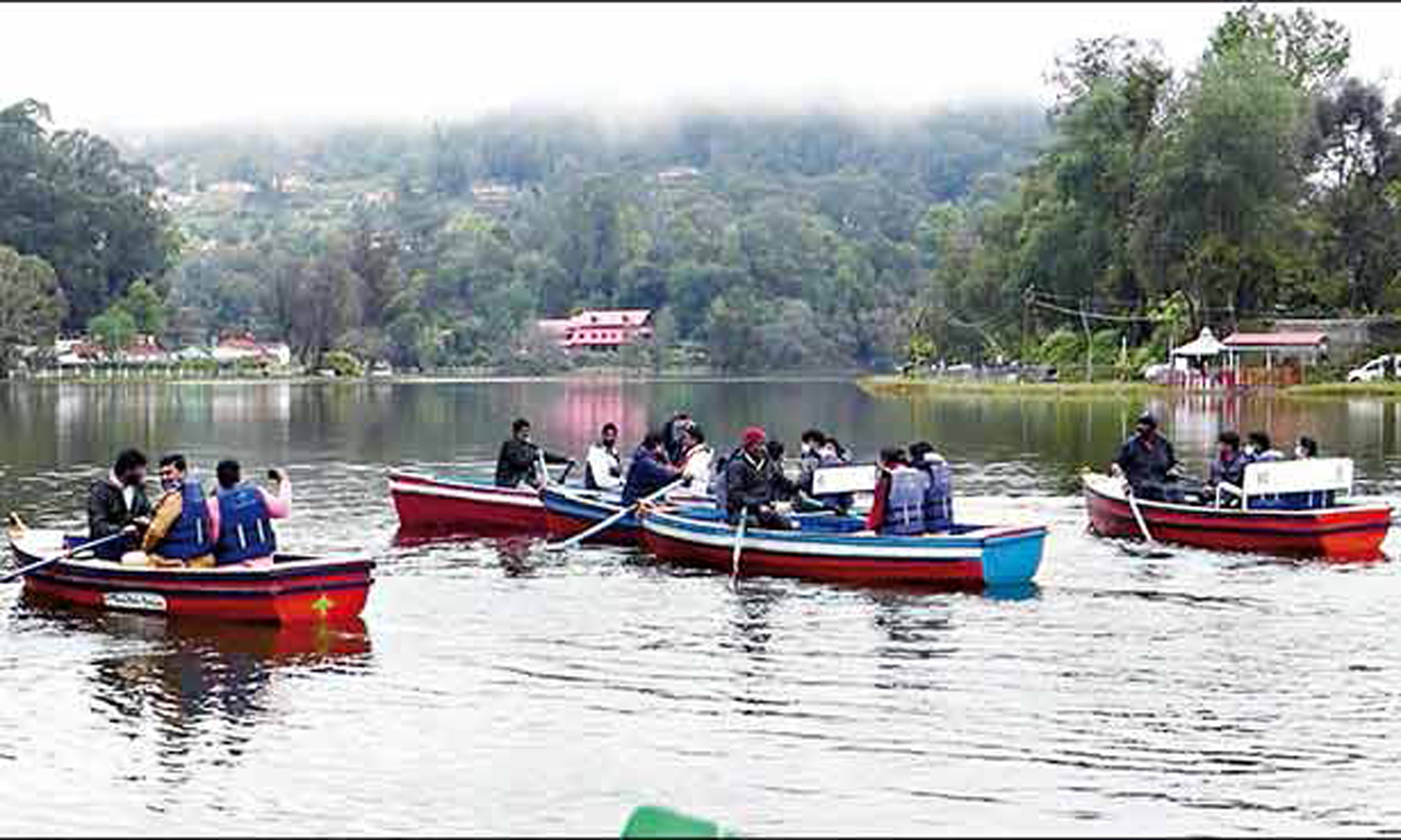 மேகமூட்டத்துடன் இதமான சீதோசனம் கொடைக்கானலில் குவிந்த சுற்றுலா பயணிகள்