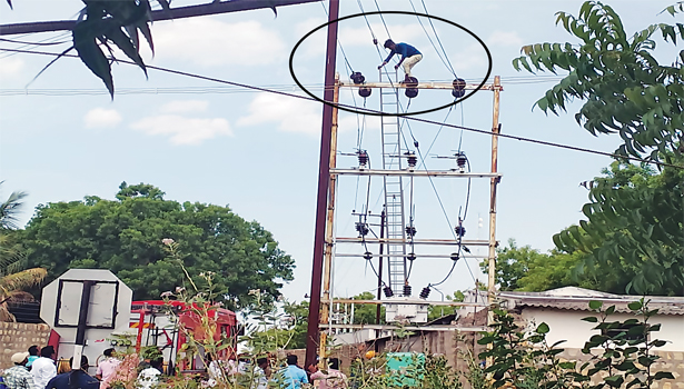 விடுமுறை கொடுக்காததால் மின்சார டிரான்ஸ்பார்மரில் ஏறி வட மாநில தொழிலாளி போராட்டம்