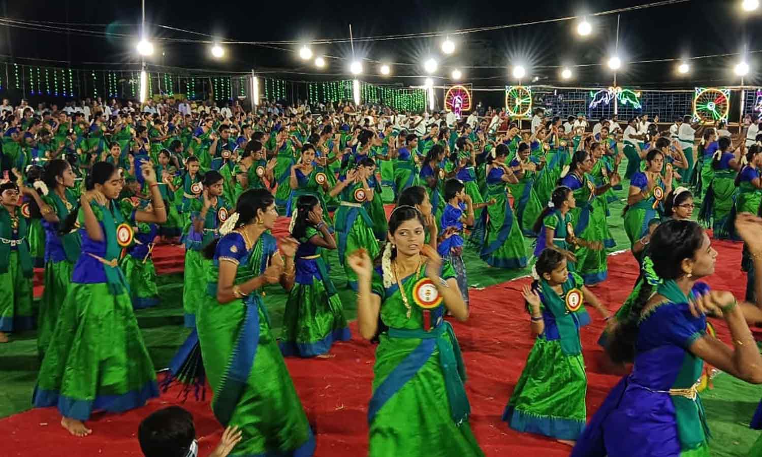 பாரம்பரிய கும்மி நடனம் ஆடிய பெண்கள்- இளைஞர்களின் முயற்சிக்கு குவியும் பாராட்டு