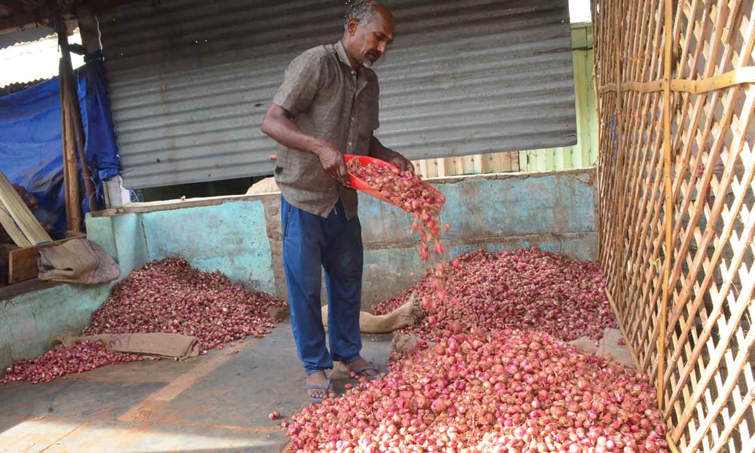 கோவை மார்க்கெட்டுகளில் சின்ன வெங்காயம் விலை குறைந்தது- தக்காளி விலை மேலும் ரூ.10 கூடியது