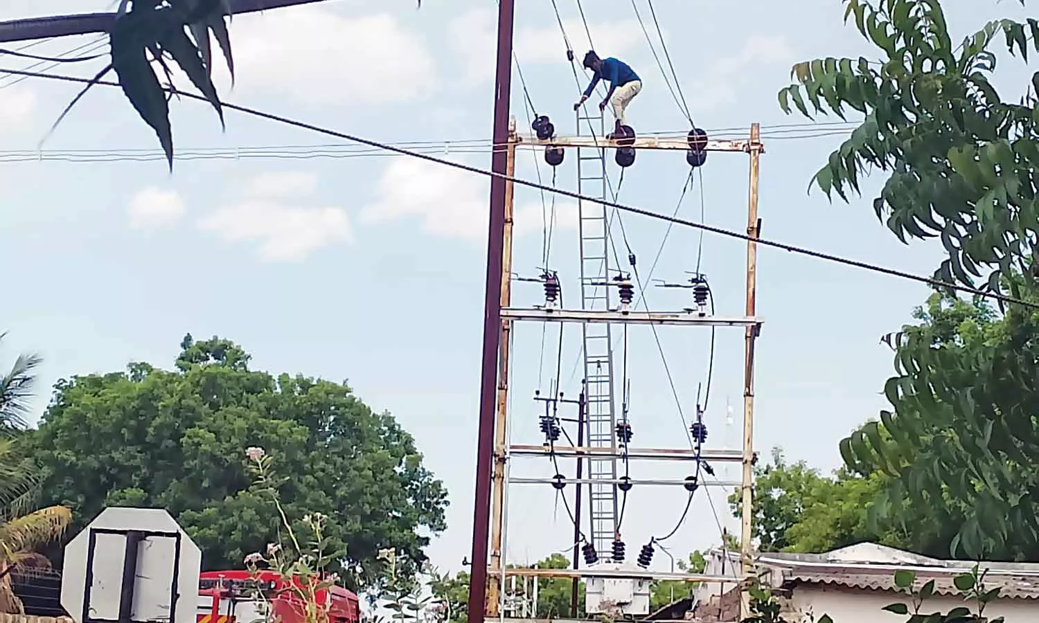 விடுமுறை கொடுக்காததால் மின்சார டிரான்ஸ்பார்மரில் ஏறி வடமாநில தொழிலாளி போராட்டம் விடுமுறை கொடுக்காததால் மின்சார டிரான்ஸ்பார்மரில் ஏறி வடமாநில தொழிலாளி போராட்டம்