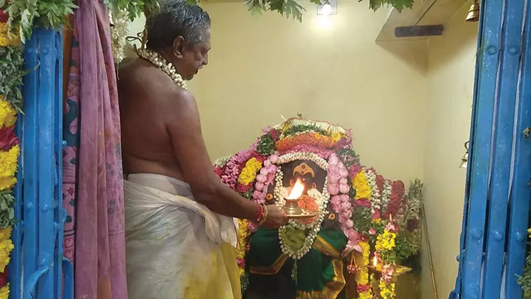 கோவில்பட்டி முத்துமாரியம்மன் கோவிலில்  சிறப்பு பூஜை