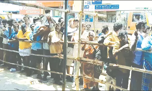 10 ரூபாய் நாணயத்துக்கு பிரியாணி: முண்டியடித்து வாங்கி சென்ற பொதுமக்கள்