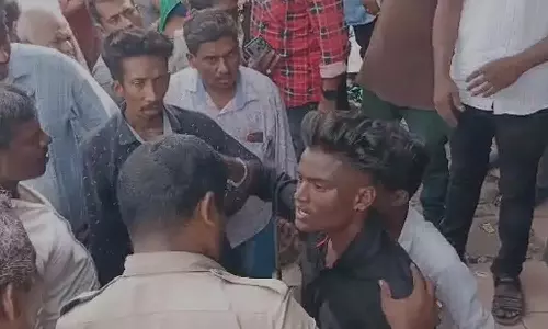 மதுபோதையில் பள்ளி மாணவியை தாக்கி தப்பியோடிய வாலிபர்- உடன் வந்த நண்பர்களுக்கு பொதுமக்கள் தர்மஅடி