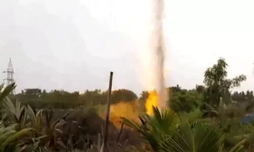 கிணற்றிலிருந்து எரிமலை போல 10 அடி உயரம் தீயை கக்கியதால் பொதுமக்கள் பீதி- ஆந்திராவில் பரபரப்பு