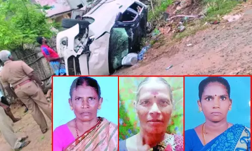 கிழக்கு கடற்கரை சாலையில் ஆட்டோவுக்கு காத்திருந்த கும்பலில் கார் புகுந்தது- மீன் வியாபாரிகள் 3 பேர் பலி