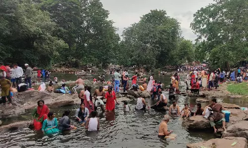 விடுமுறை தினம் என்பதால் ஒகேனக்கல்லில் குவிந்த சுற்றுலா பயணிகள்- பரிசல் சவாரி செய்து மகிழ்ந்தனர்