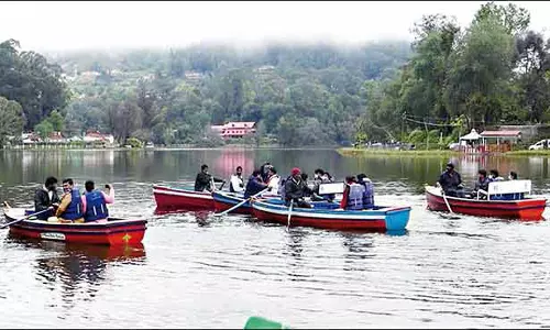 மேகமூட்டத்துடன் இதமான சீதோசனம் கொடைக்கானலில் குவிந்த சுற்றுலா பயணிகள்