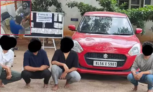 ஏடிஎம் மையத்தில் டெபாசிட் செய்தவரின் கண்ணில் பெப்பர் ஸ்பிரே அடித்து கொள்ளை- 4 பேர் கைது