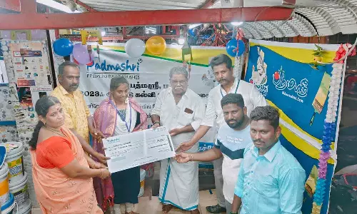 பெயிண்டரின் மகளுக்கு ரூ.10 ஆயிரம் ரொக்கப்பரிசு