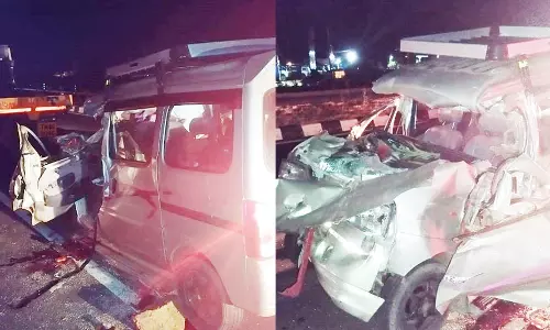 பழுதாகி நின்ற லாரி மீது கார் மோதி 2 வாலிபர்கள் பலி- படுகாயம் அடைந்த 4 நண்பர்களுக்கு தீவிர சிகிச்சை