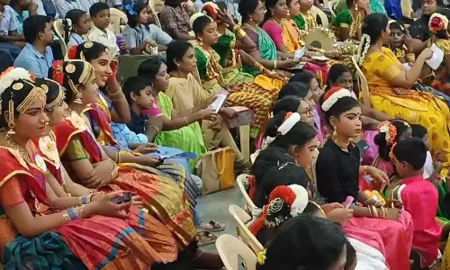 விழா அரங்க ஏசி எந்திரம் பழுதானதால் புழுக்கத்தில் தவித்த பள்ளி மாணவர்கள்