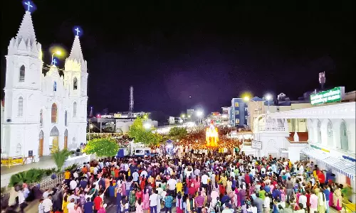 வேளாங்கண்ணி உத்திரியமாதா ஆலய தேர்பவனி: திரளானோர் பங்கேற்பு