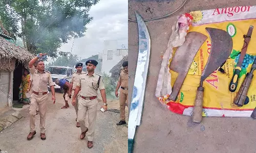 ரவுடிகள், கஞ்சா வியாபாரிகளின் வீடுகளில் போலீசார் அதிரடி சோதனை- பயங்கர ஆயுதங்கள் பறிமுதல்