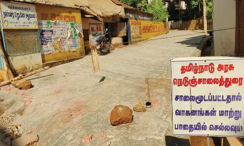 குழித்துறையில் அலங்கார தரைகற்கள் பதித்த நிலையில் முடங்கி கிடக்கும் சாலைப்பணி