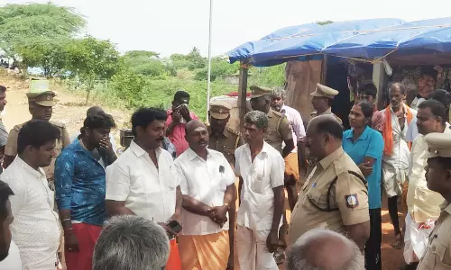 அய்யலூர் வண்டி கருப்பணசாமி கோவிலில் மணியடிப்பதில் இருதரப்பினர் பயங்கர மோதல் - போலீசார் குவிப்பு