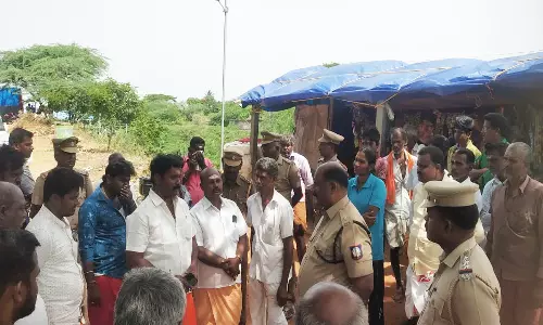 அய்யலூர் வண்டி கருப்பணசாமி கோவிலில் மணியடிப்பதில் இருதரப்பினர் பயங்கர மோதல்