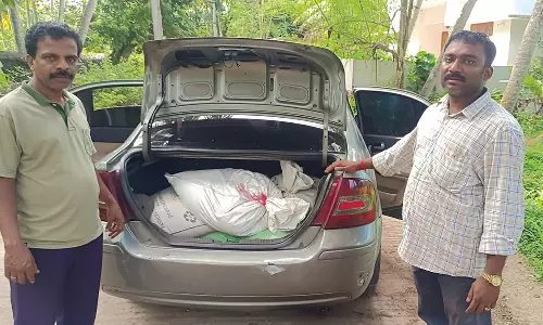 தக்கலை அருகே இன்று அதிகாலை சொகுசு காரில் கடத்திய 1000 கிலோ ரேஷன் அரிசி பறிமுதல்