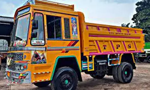 வீரகனூர் ஏரிக்கரையில் மணல் அள்ளிய டிப்பர் லாரி, பொக்லைன் பறிமுதல்