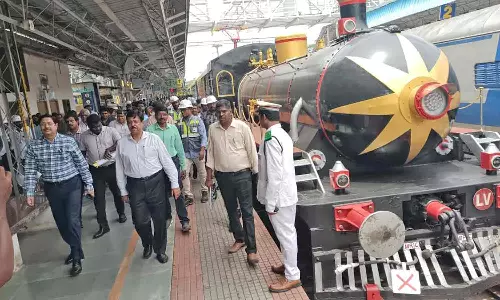 நீராவி என்ஜின் வடிவில் சுற்றுலா ரெயில்